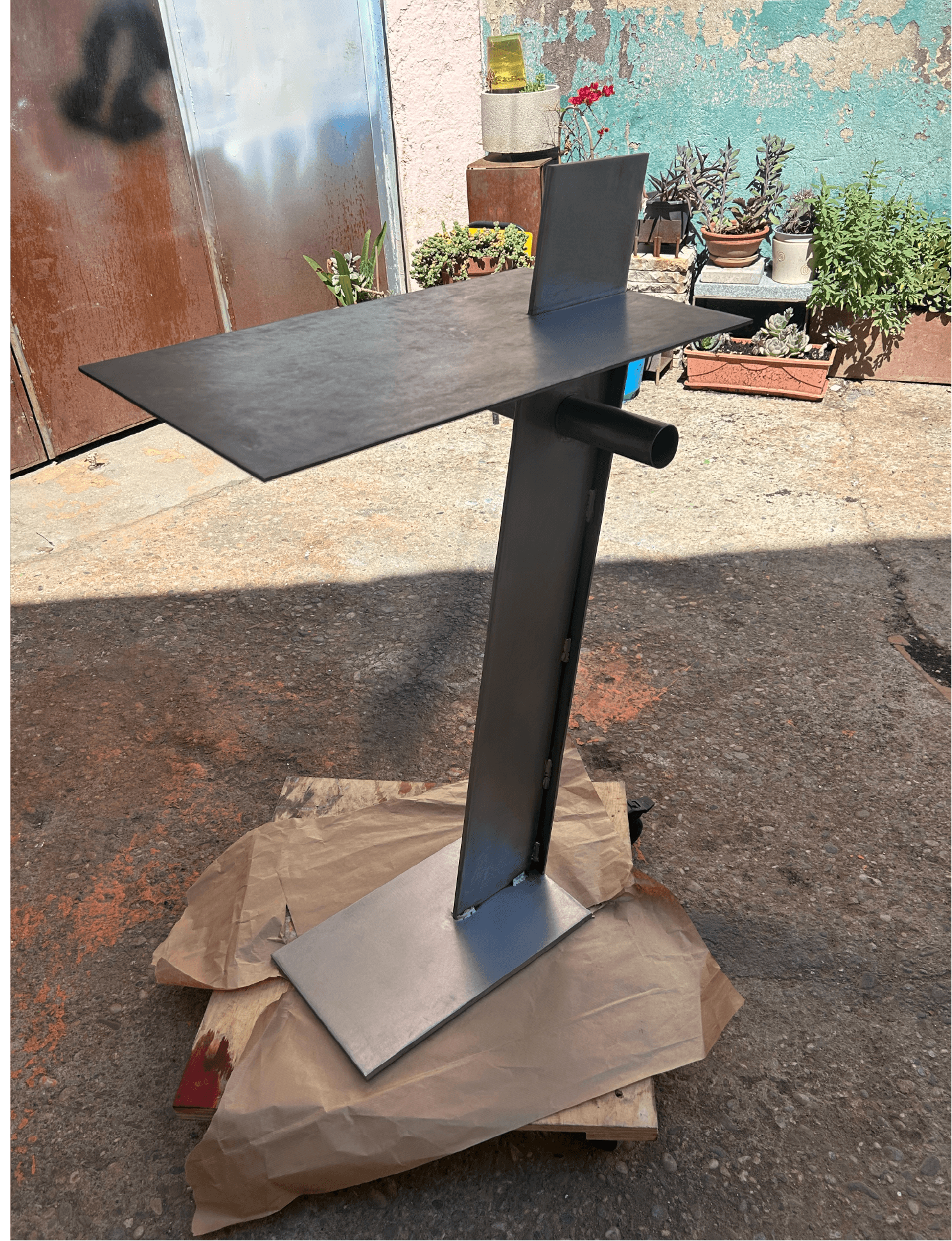 Metal plinth - Image 1