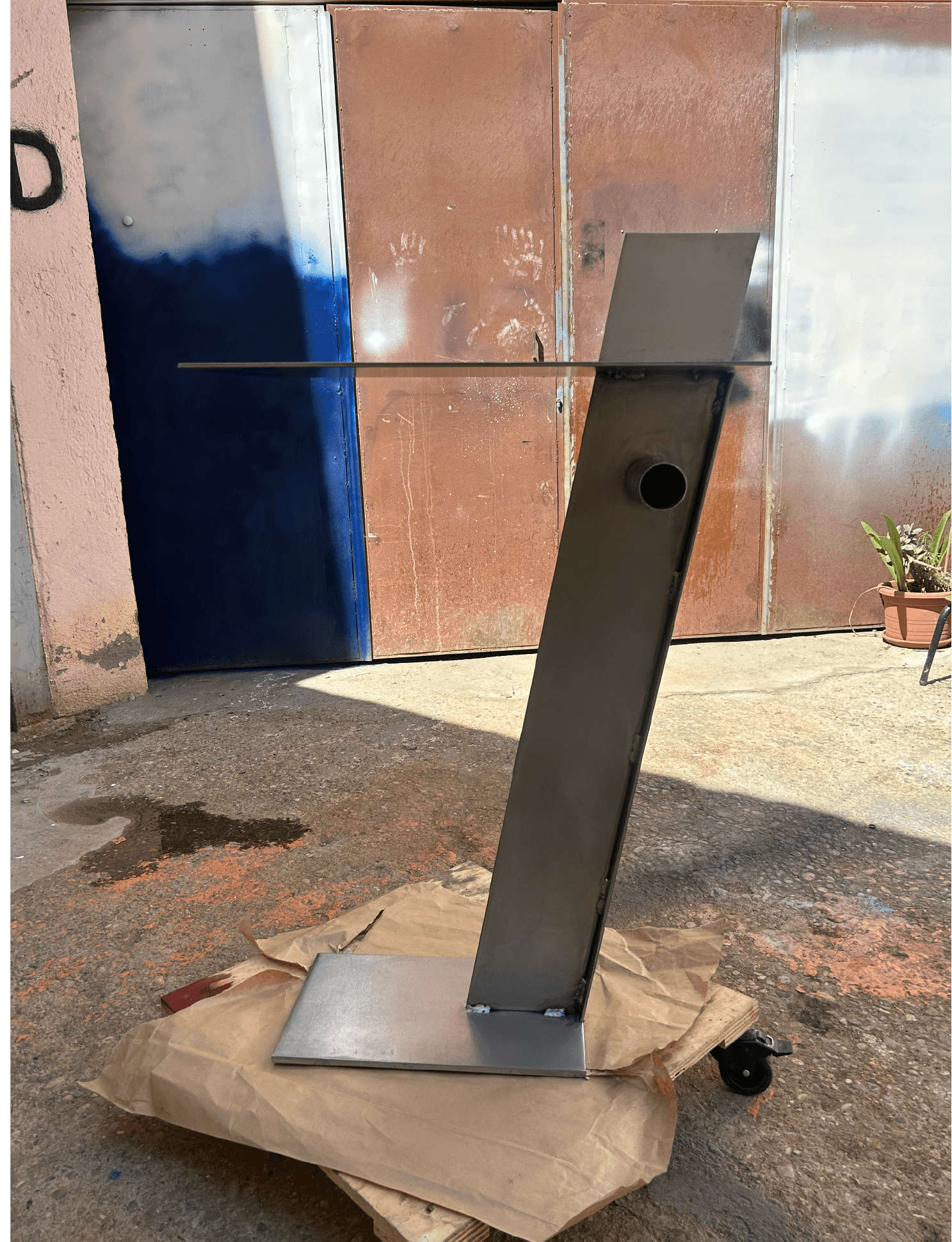 Metal plinth - Image 3