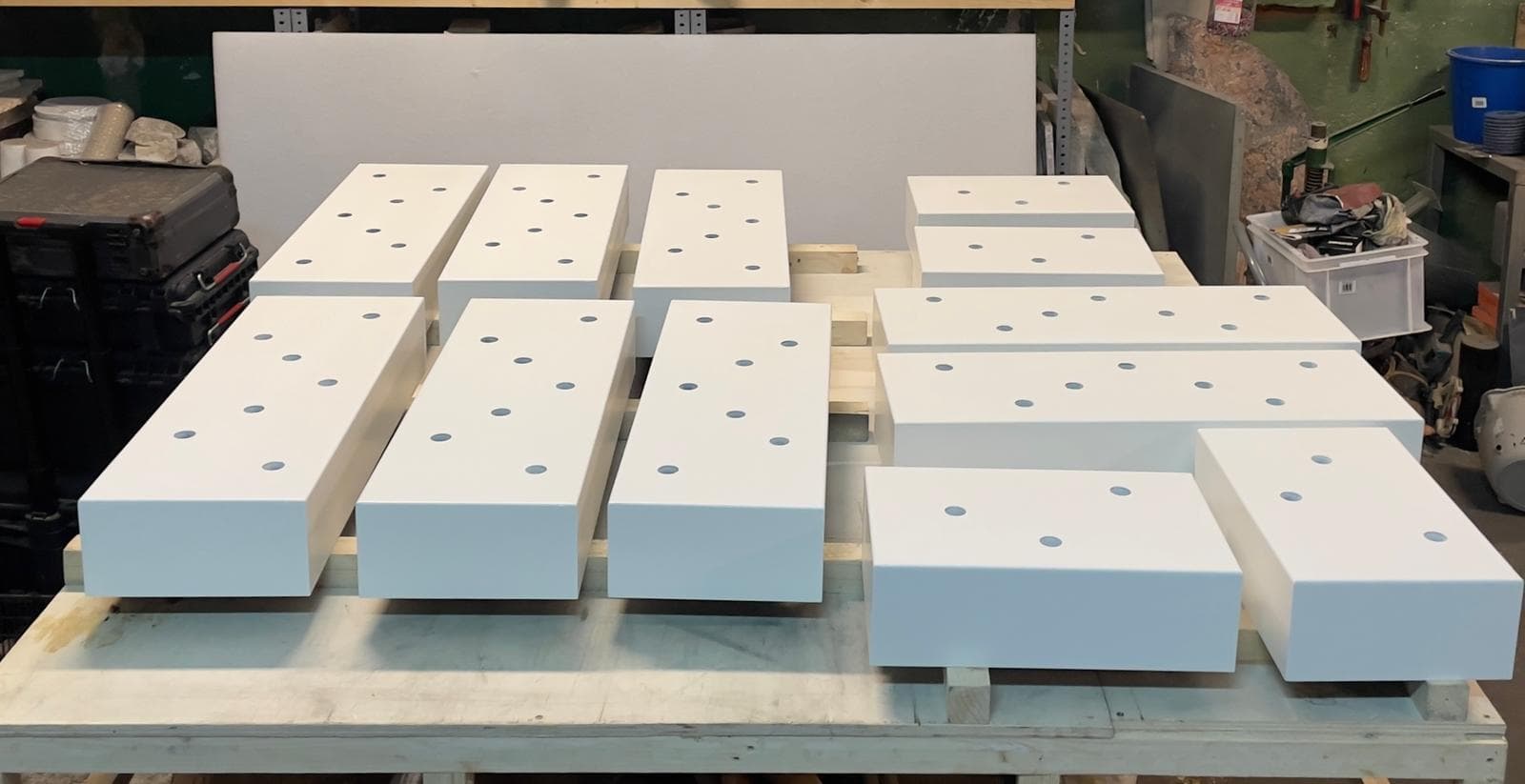 Metal display bases for shop windows - Image 1