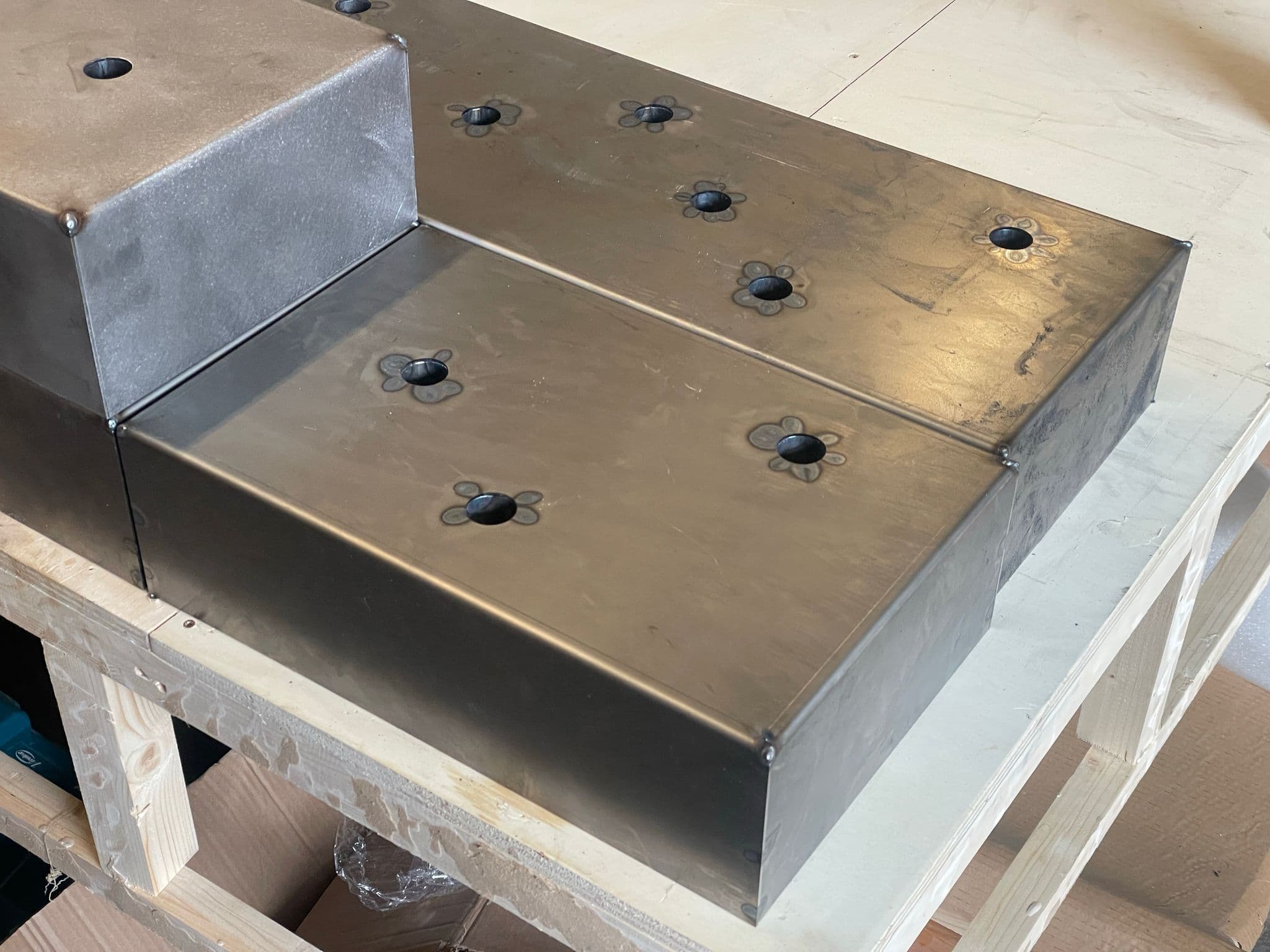 Metal display bases for shop windows - Image 2