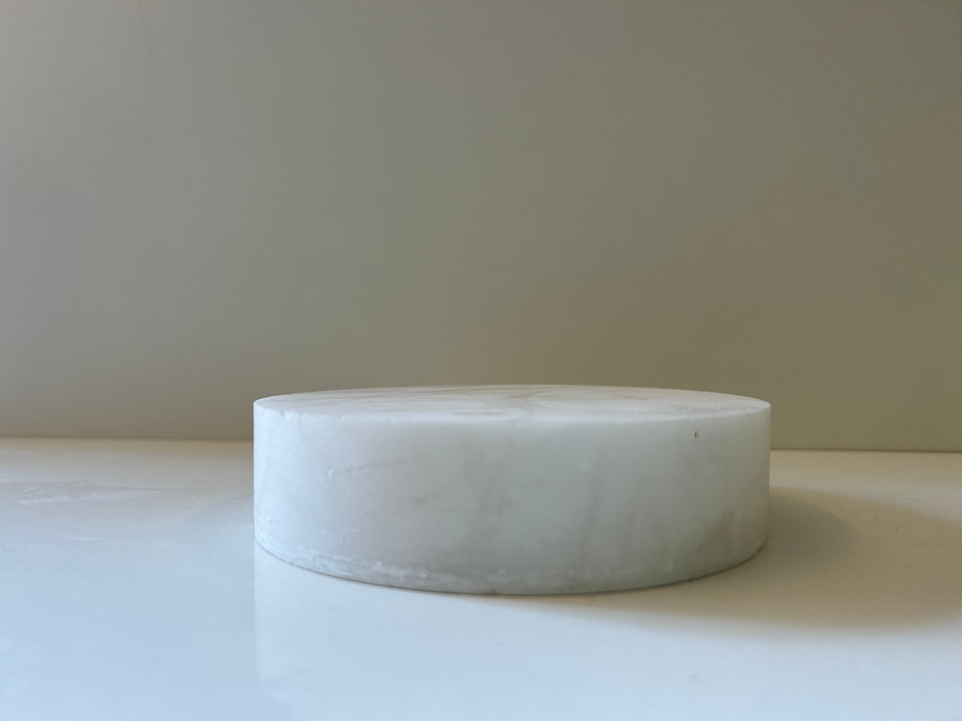 Medium-sized polished alabaster cylinder  3,5cm x 14,5ø