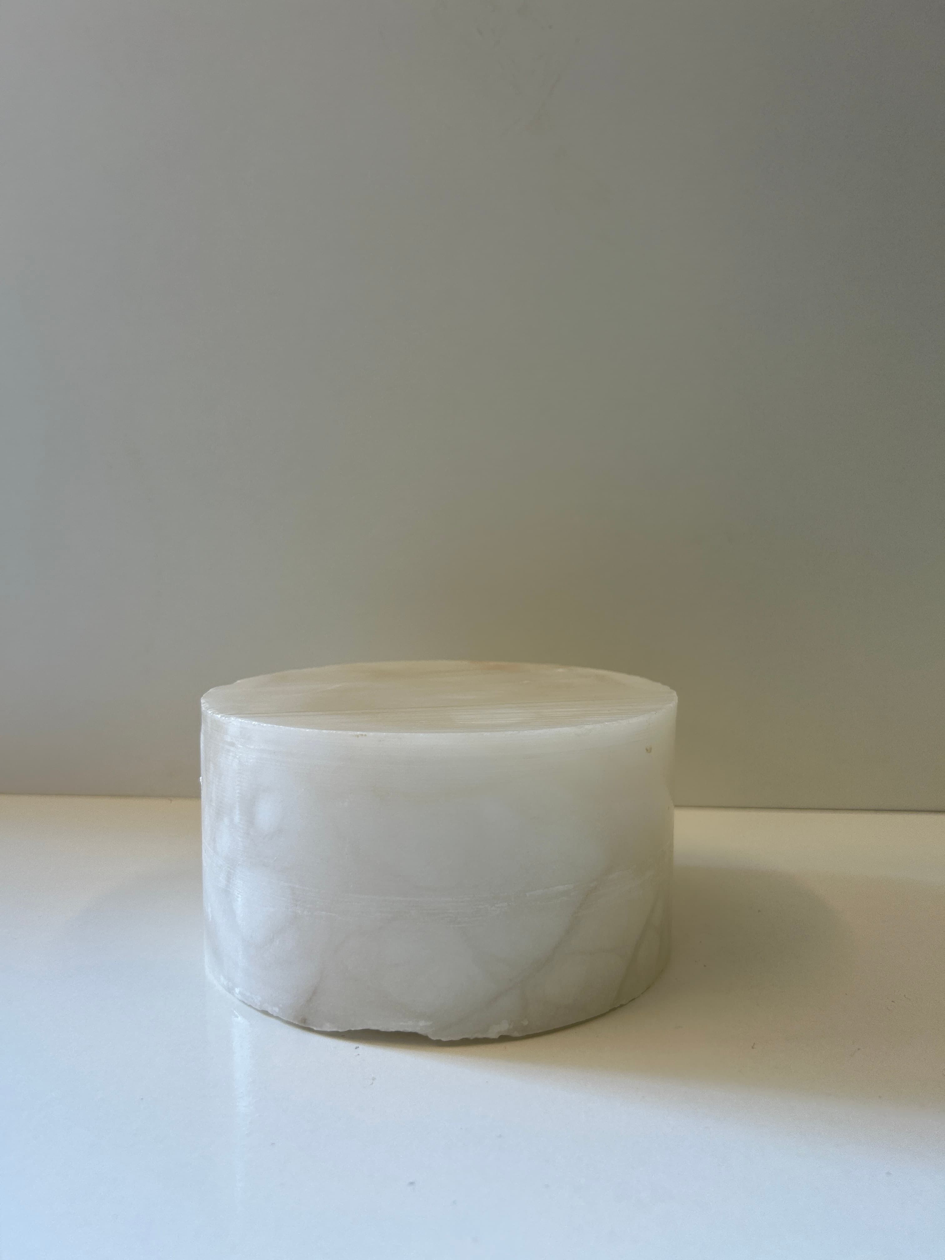 Small-sized polished alabaster cylinder  7cm x 14,5ø