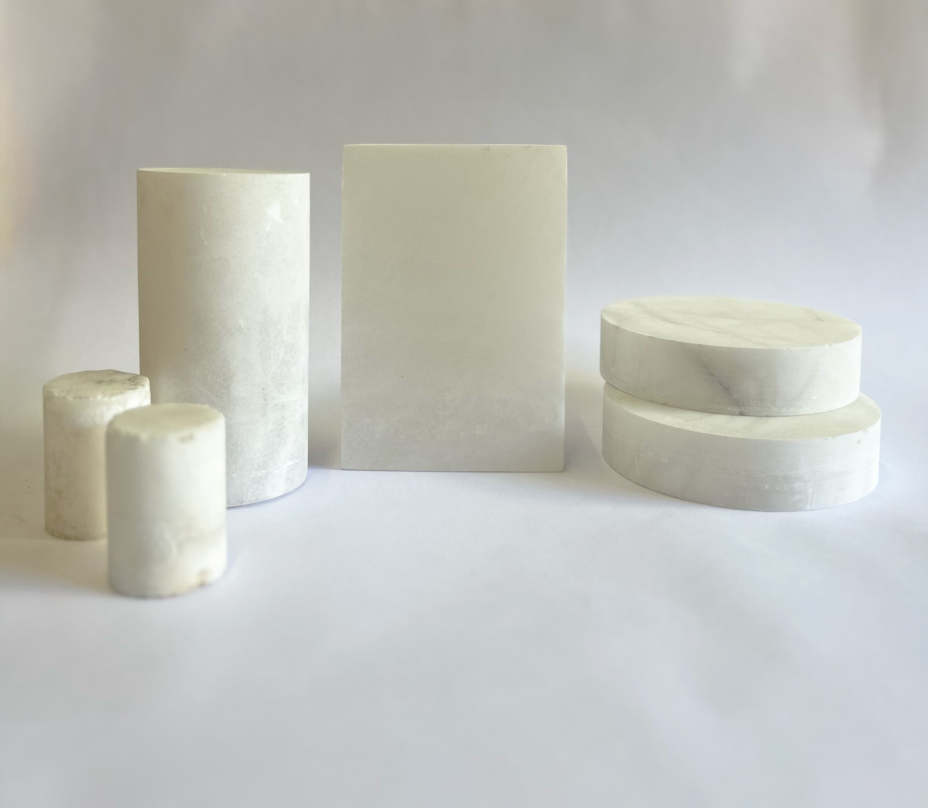Pack 6 Units Alabaster pedestals for product display - Image 1